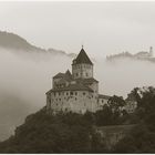 Trostburg im Nebel