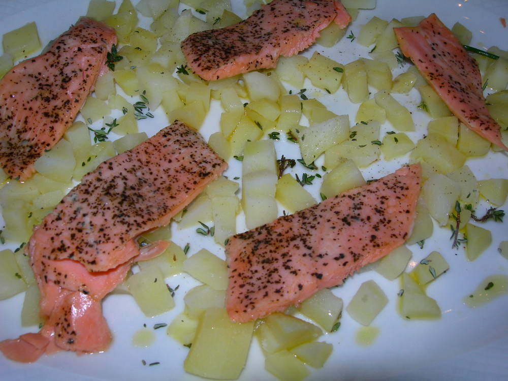 trota salmonata al forno con verdure gratinate e olive greche