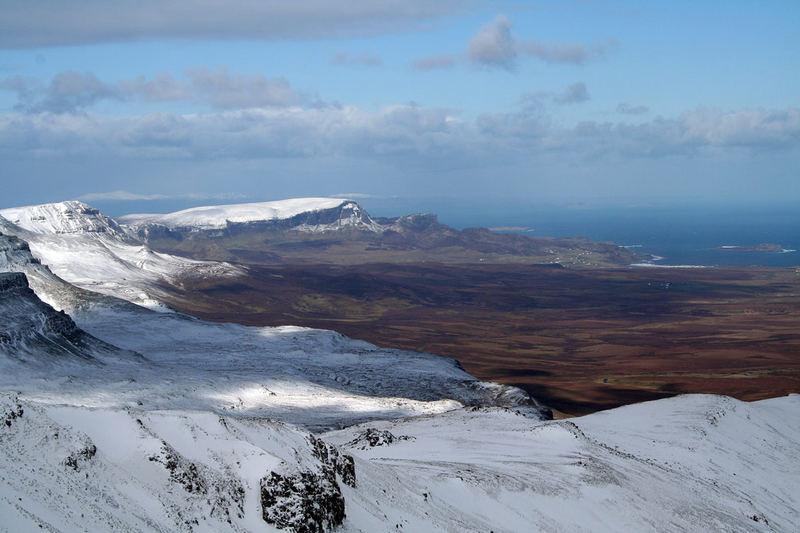 Trotternishkamm im Schnee (mit Sicht bis nach Harris hinüber)