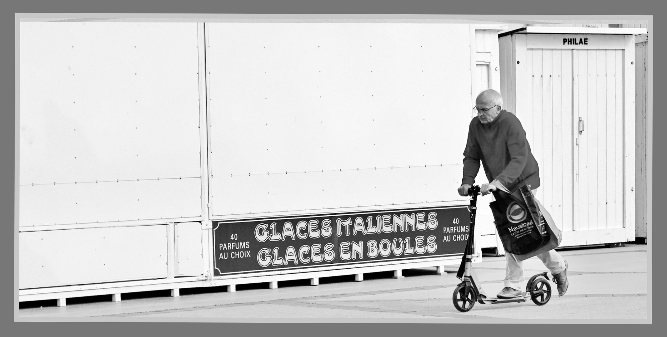 Trottinette sur la digue de Wimereux