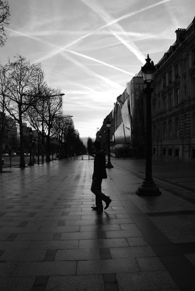 trottoir des champs Elysés, 05h 45... pas grand monde..