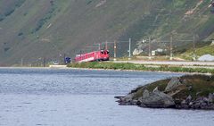 Trotz des starken Gefälles bei der Fahrt nach Andermatt ist die Lok hinten angespannt