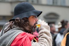 Trotz kaltem Wetter wird an der Fasnacht Bier getrunken!!!