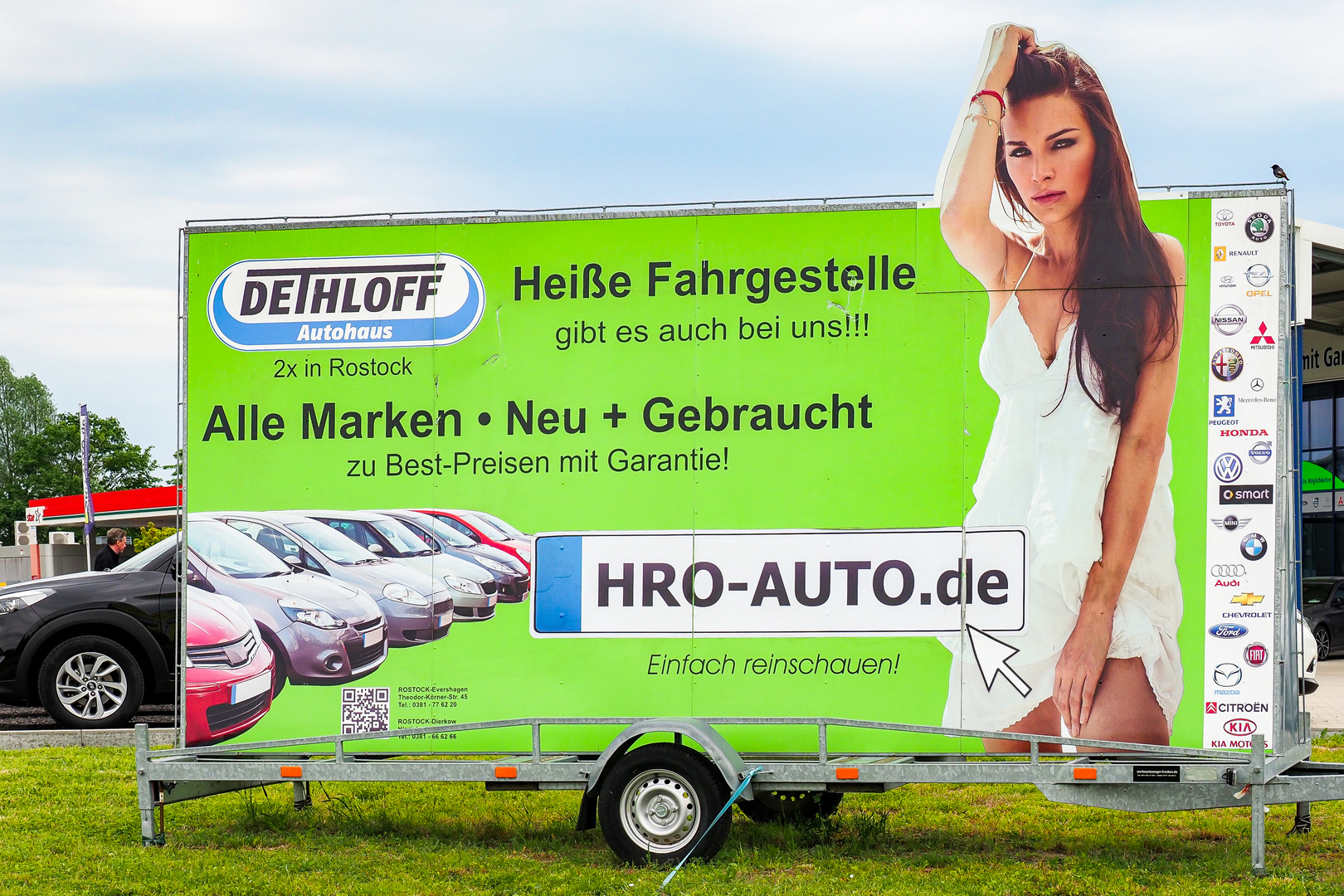 Trotz öffentlicher Rüge: Autohaus wiederholt sexistische Werbung