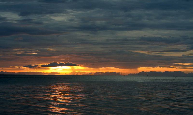 trotz regen und dunkler wolken ein schöner sonnenuntergang...