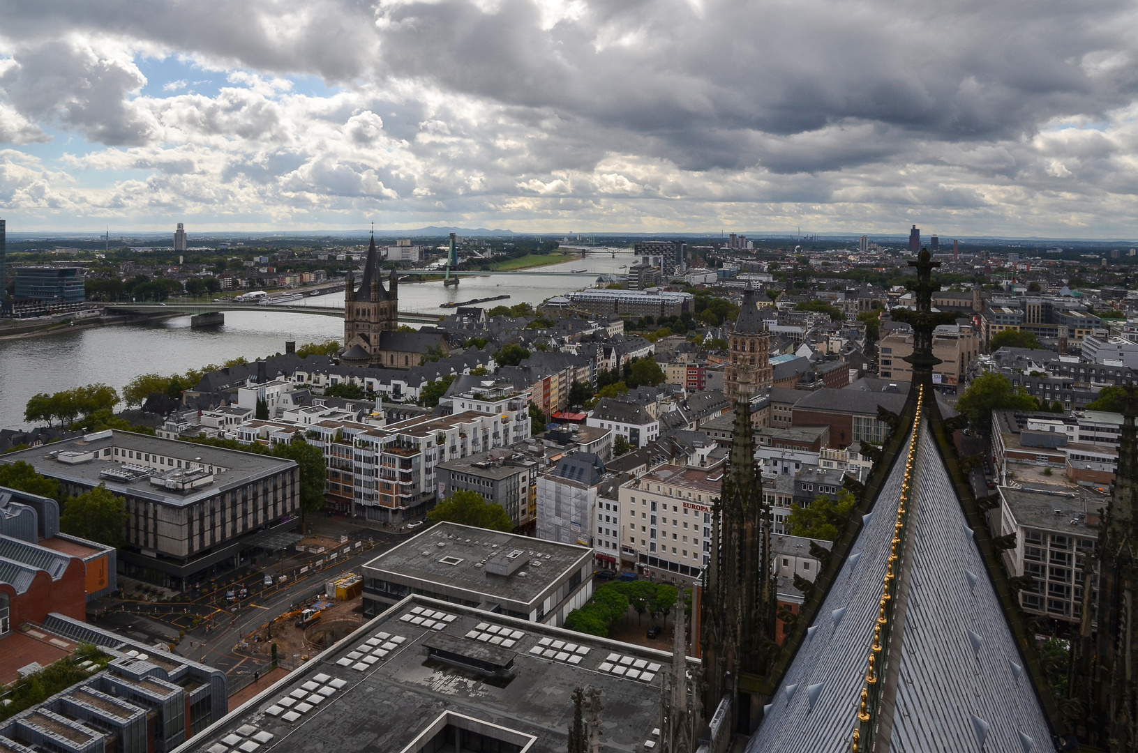 TROTZ TRÜBEN WOLKENHIMMEL …