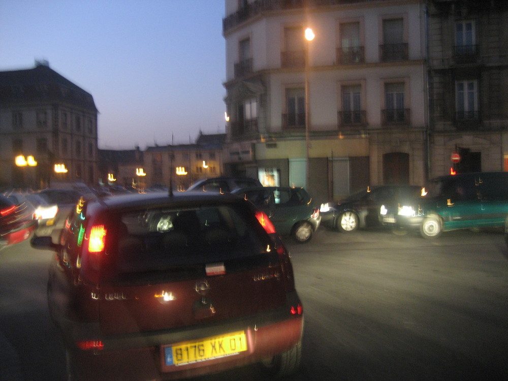 Troyes, rond-point du 1er RAM, soir.