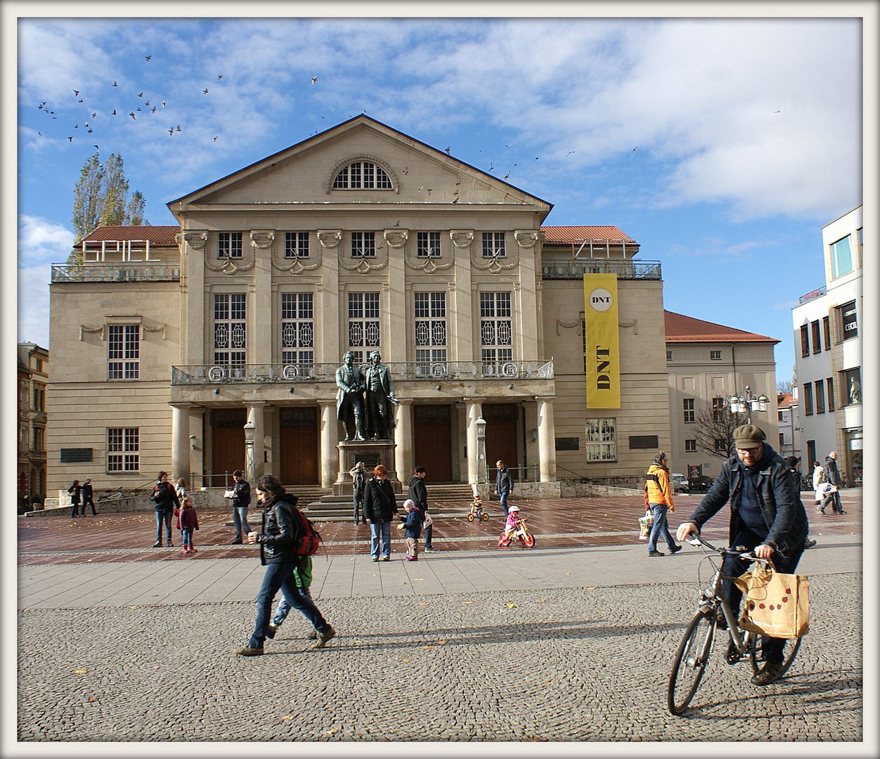 Trubel  am Goethe/Schiller Denkmal