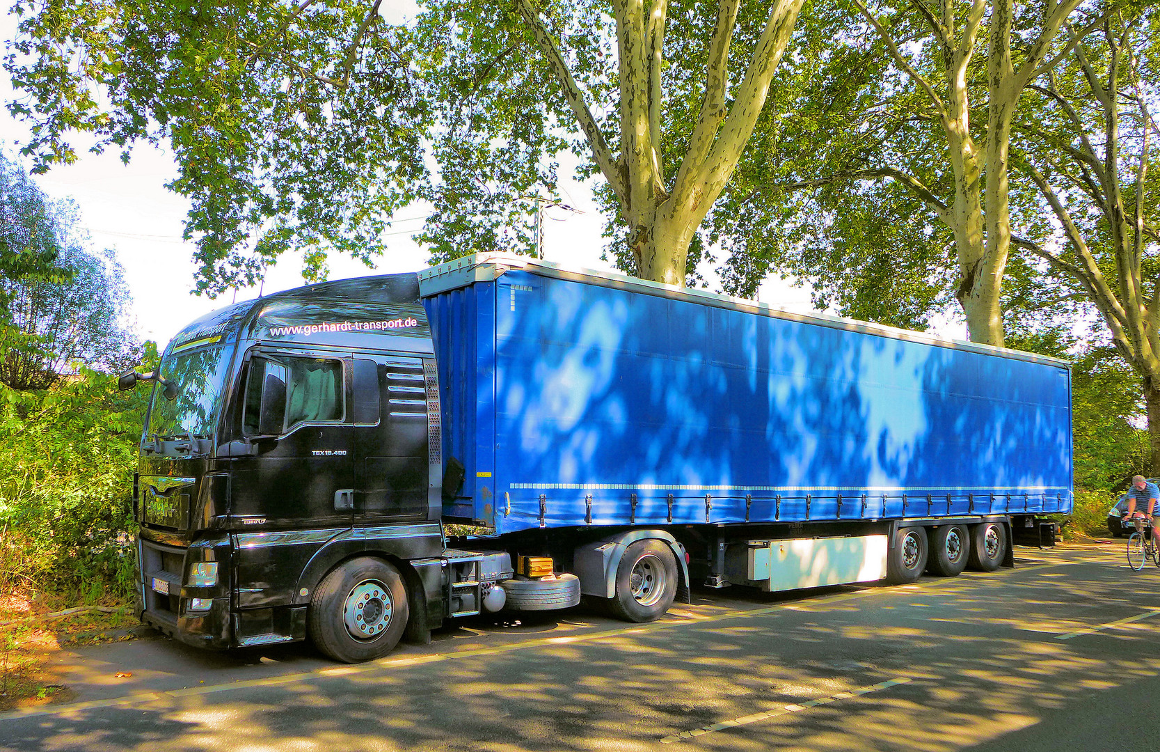 Truck in Licht und Schatten