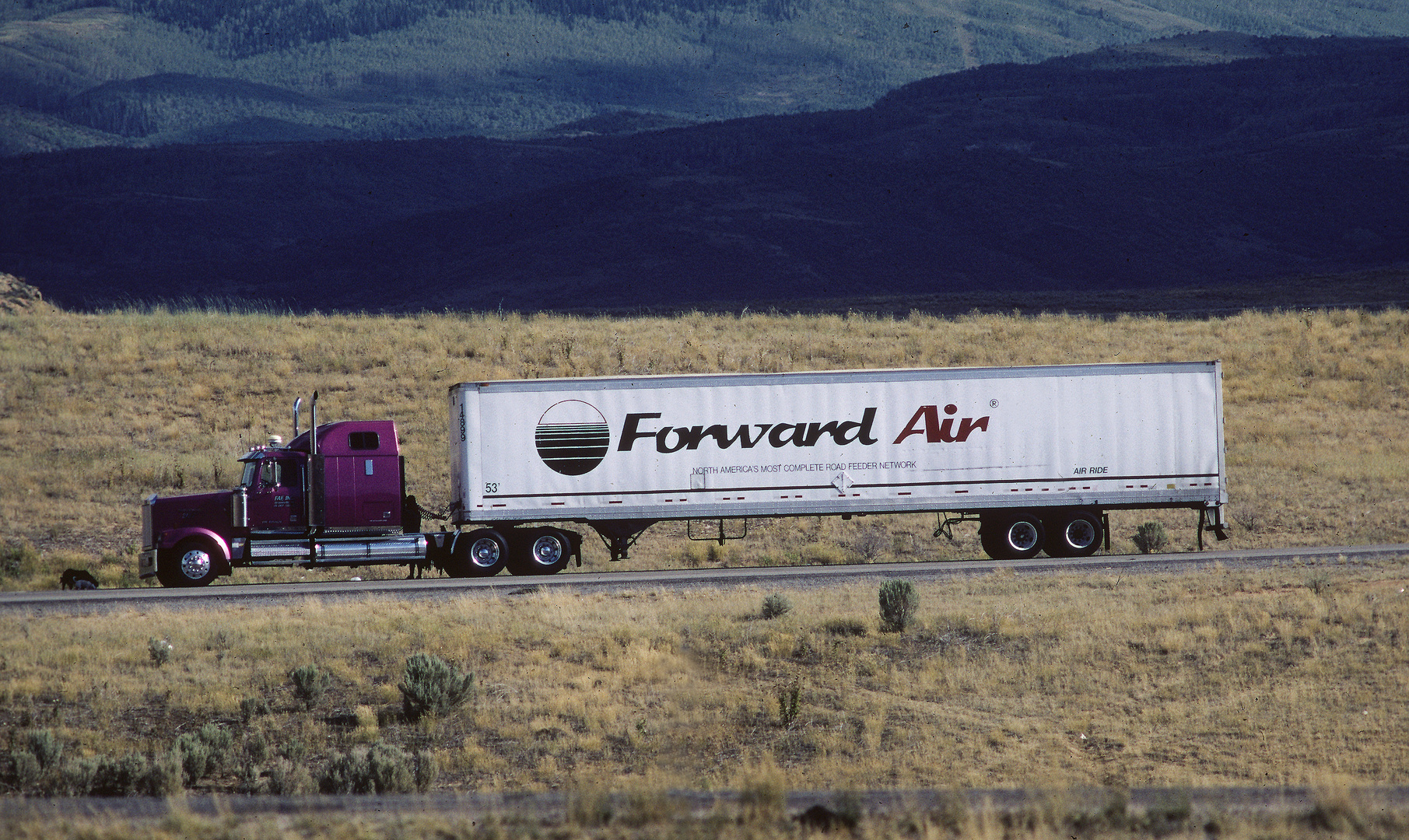 Truck mit Trailer "Forward Air" auf einer Highway Zufahrt, MO