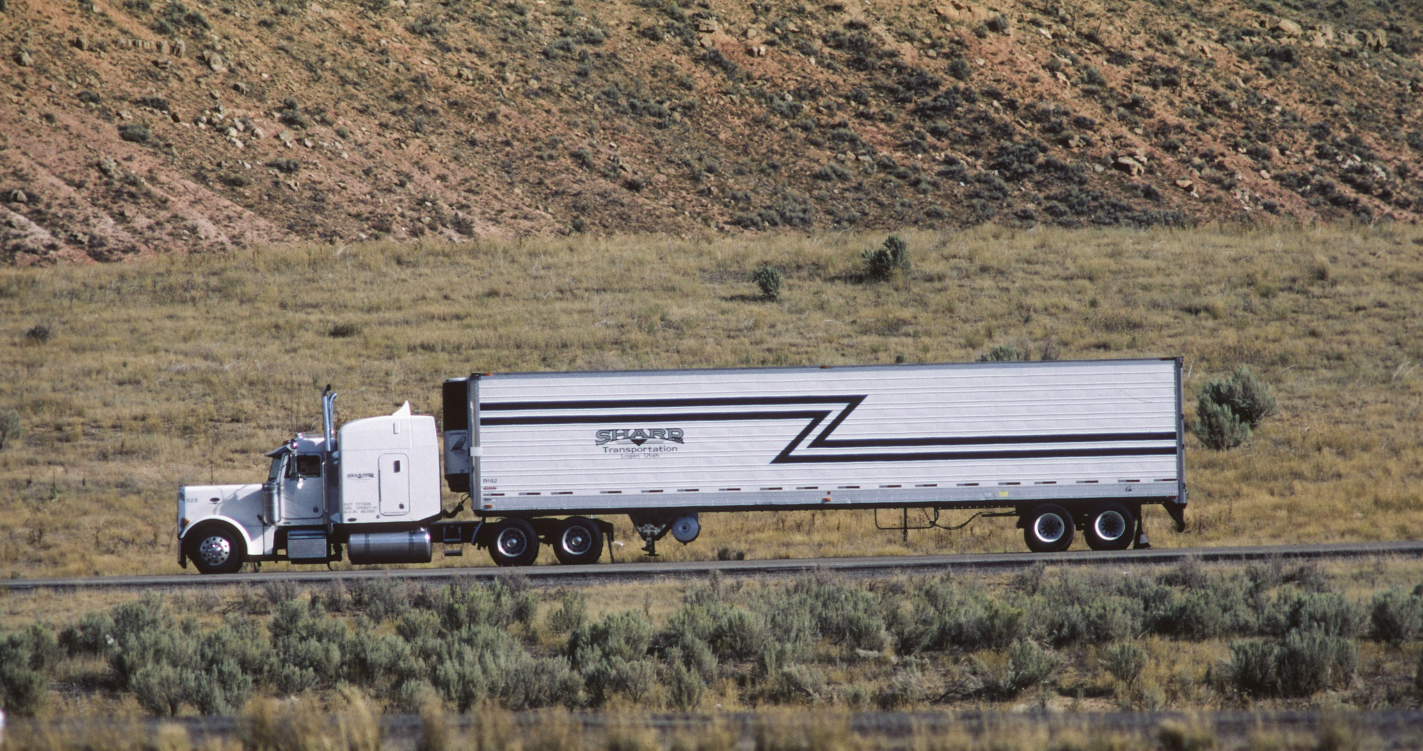 Truck mit Trailer "Sharp Transportation" auf einer Highway Zufahrt, MO