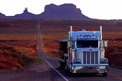 Truck vor dem Monument Valley