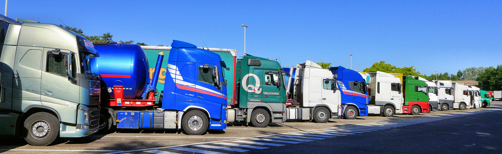 Truckparade in der Morgensonne