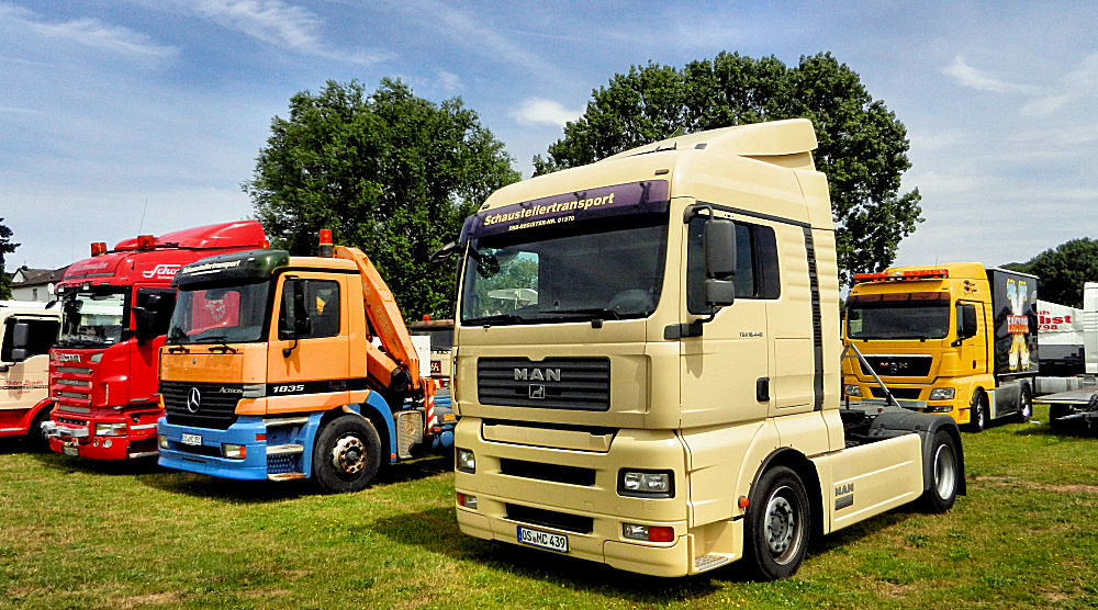 Trucks auf einem Kirmesplatz