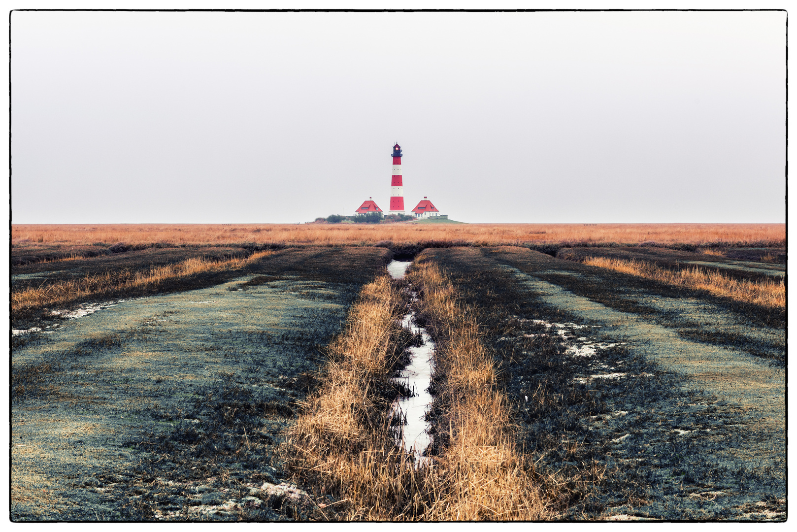 Trübe Aussicht am Leuchtturm Westerheversand