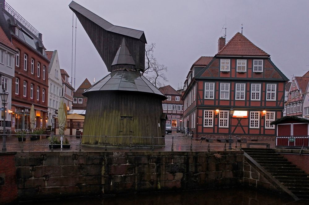 Trübe Silvesterstimmung 2017 am Hansehafen von Stade mit Holzdrehkran-Replik und Stadtwaage (rechts)