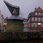 Trübe Silvesterstimmung 2017 am Hansehafen von Stade mit Holzdrehkran-Replik und Stadtwaage (rechts)