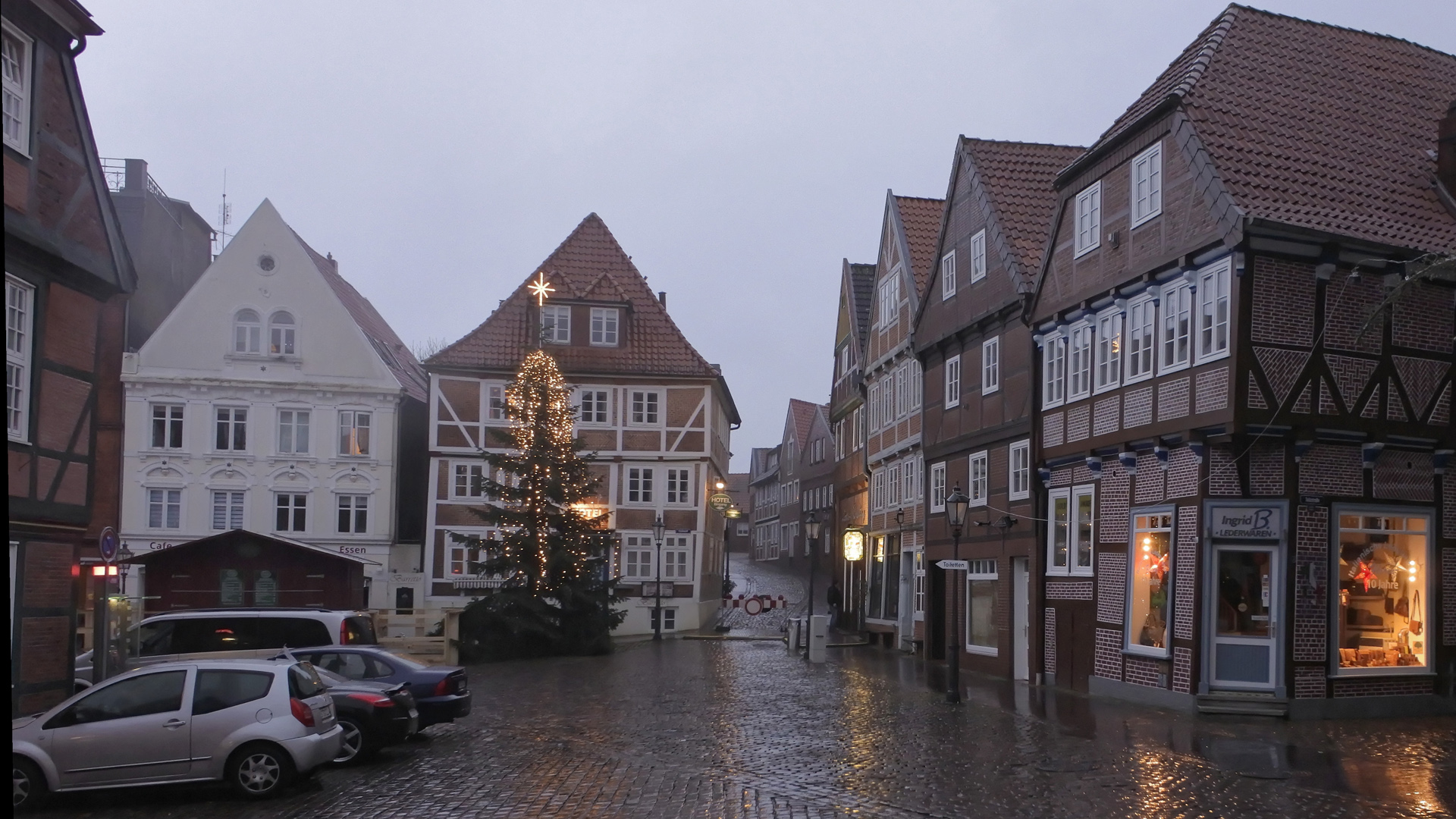 Trübe Silvesterstimmung mit Regen herrschte Ende 2017 am Fischmarkt in Stade.