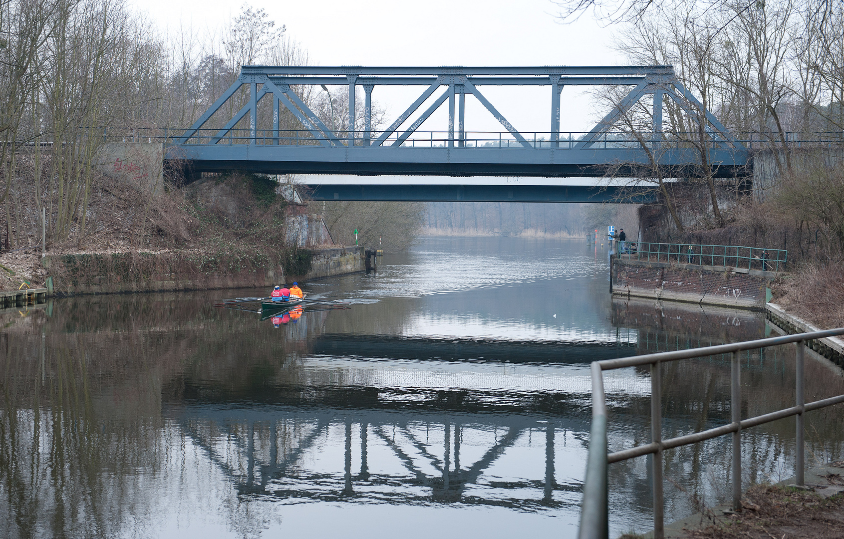 trüber Februar-Nachmittag am Kanal