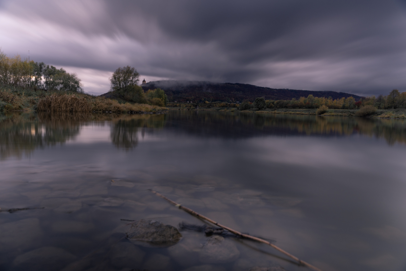 Trübes Herbstwetter an der Weser