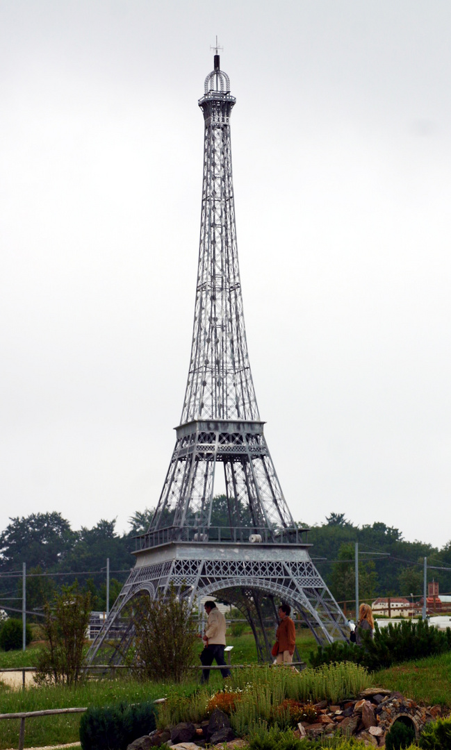 Trübes Wetter am Eiffelturm