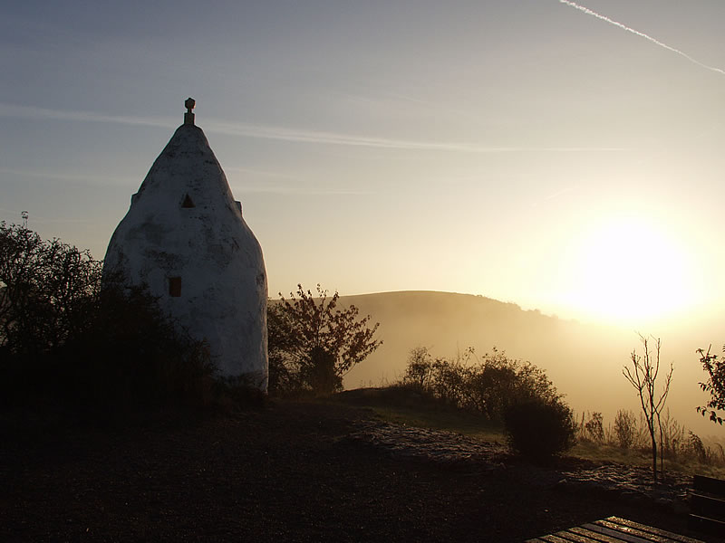 Trullo im Morgennebel