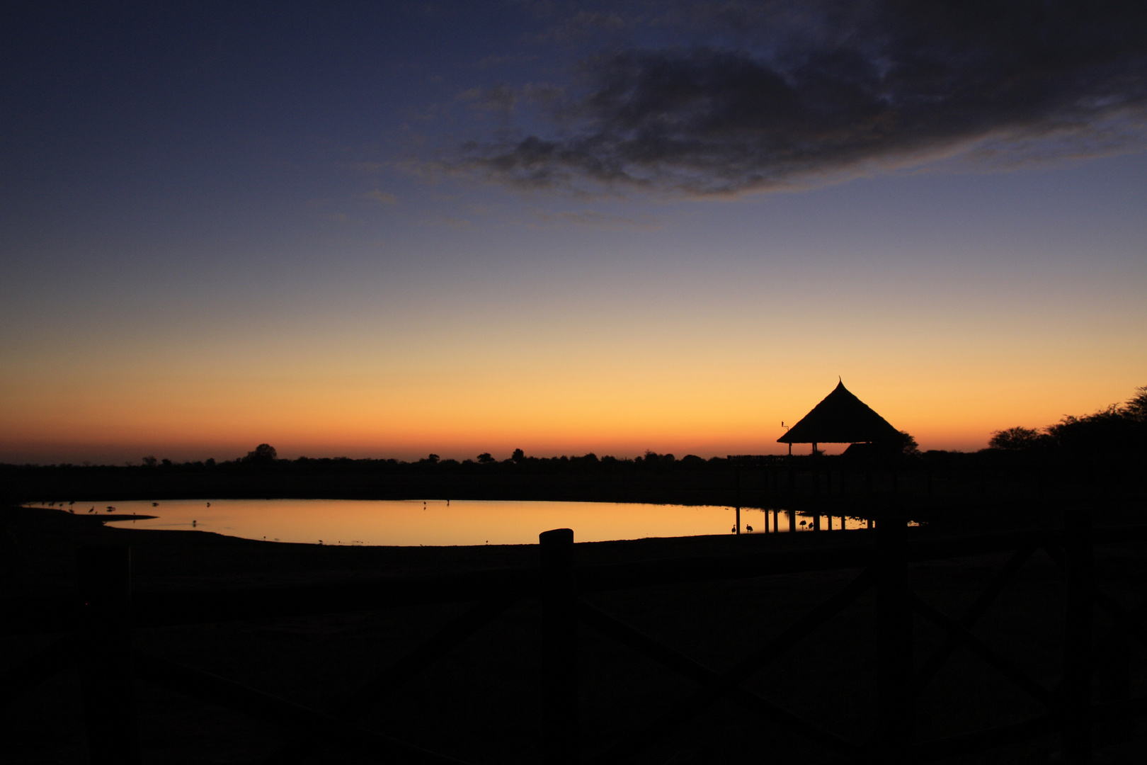 Tsavo east NP Sonnenuntergang am Wasserloch