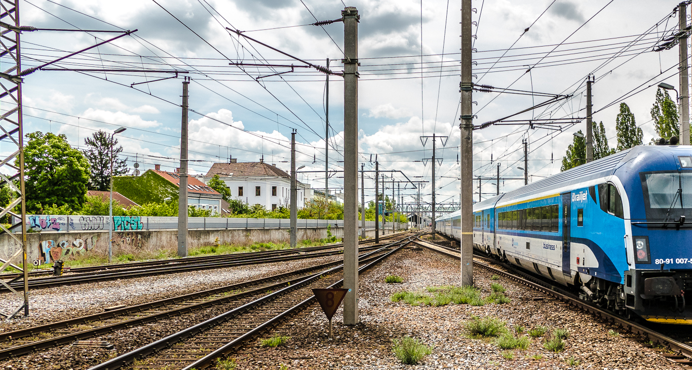 Tschechischer Railjet über Erzherzog-Karl-Straße nach Wien-Hauptbahnhof