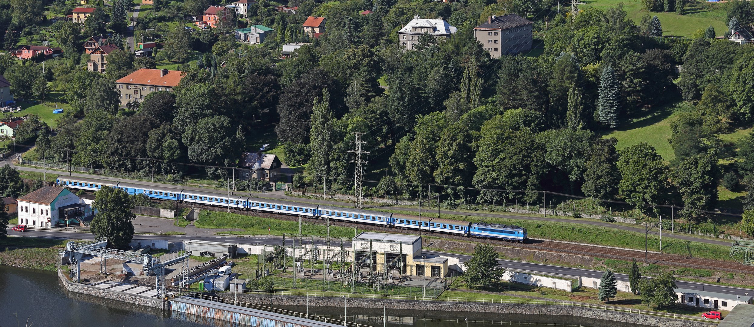 Tschechischer Schnellzug in Usti nad Labem am Labeufer (Elbe)...