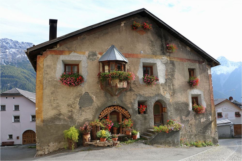 Tschlin . . . hoch über dem Inn auf 1533 m ü M