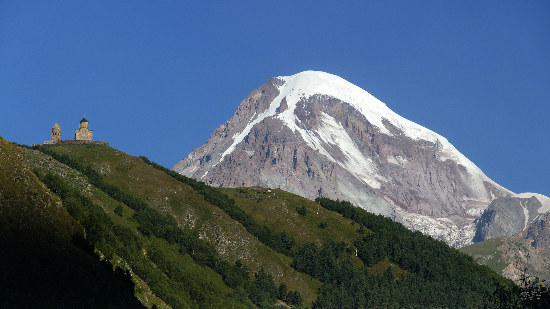 Tsminda Sameba vor dem Gipfel des Kasbek (5047 Meter)