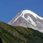 Tsminda Sameba vor dem Gipfel des Kasbek (5047 Meter)