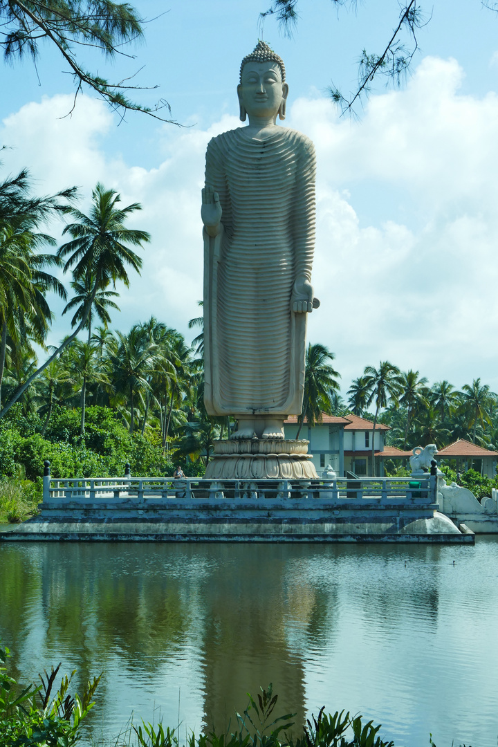 ...Tsunami Denkmal bei Hikkaduwa...