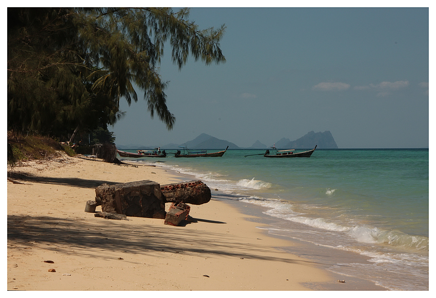 - Tsunami Denkmal im Paradies -