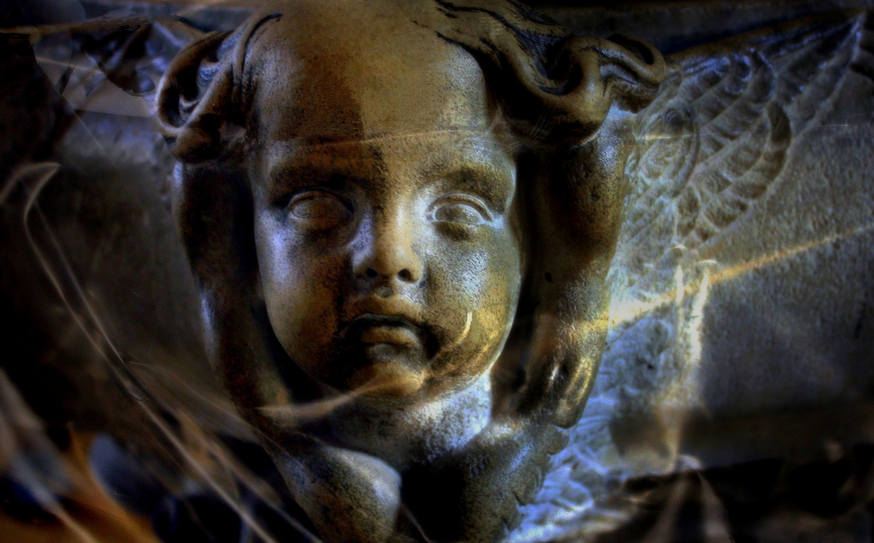Tête d'ange sculptée sur une vasque 