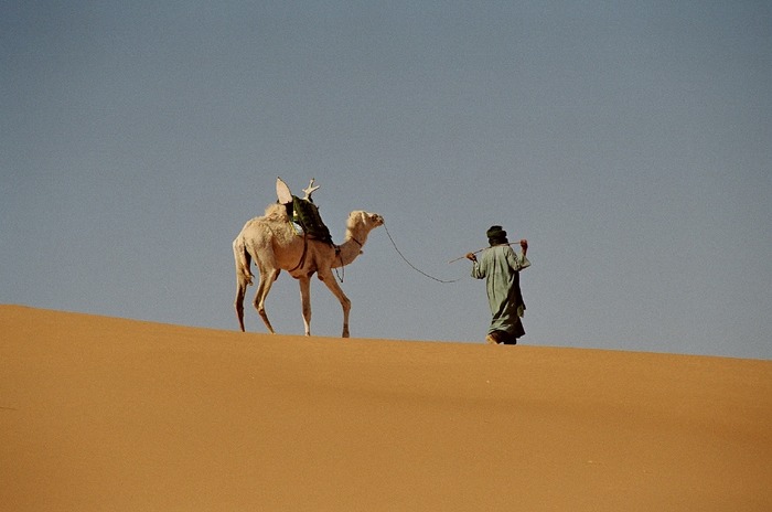 Tuareg mit Kamel unterwegs