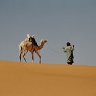 Tuareg mit Kamel unterwegs