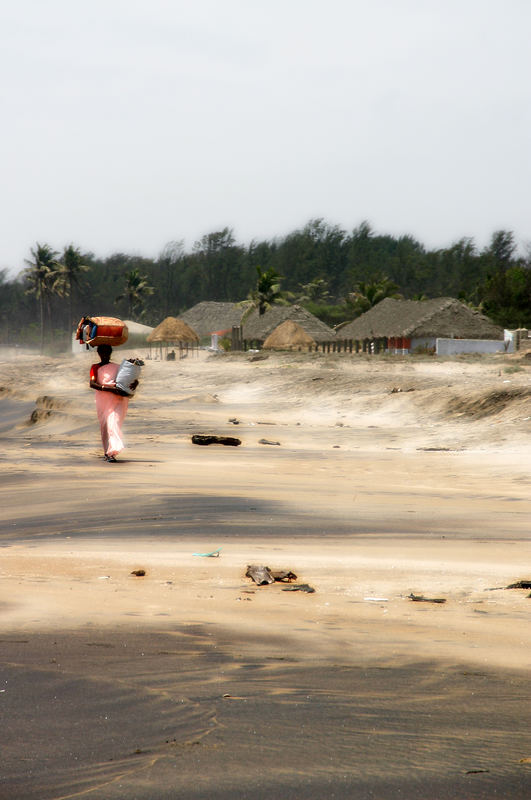 Tuch Verkäuferin am Strand nach dem Zunami.