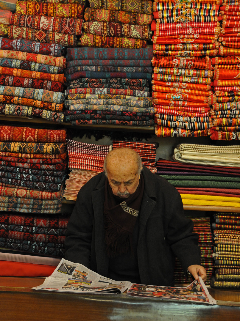 Tuchhändler auf dem großen Bazar in Istanbul ...