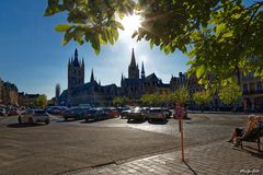 Tuchhallen und St. Martinskathedrale von Ypern