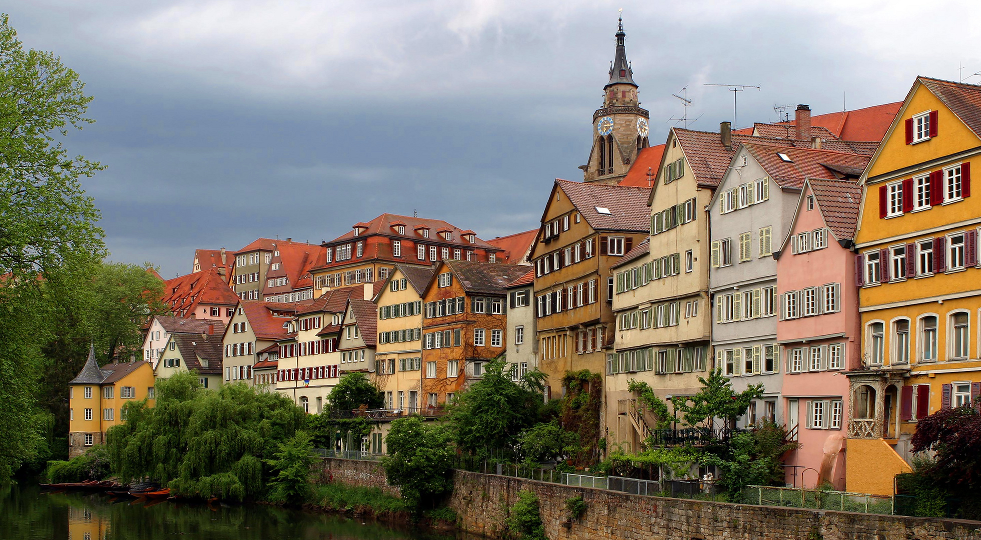 Tübingen bei bedecktem Himmel