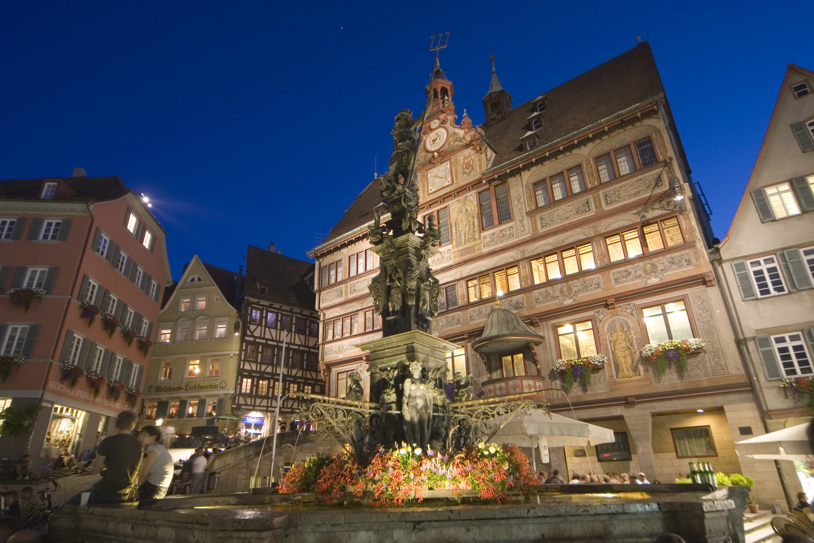 Tübinger Rathaus und Marktbrunnen bei Nacht