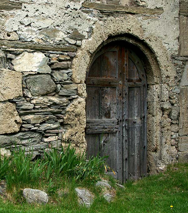 Tür an altem Gebäude