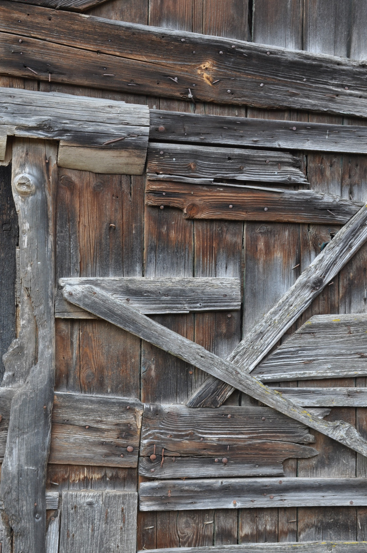 Tür an einem alten landwirtschaftlichen Gebäude