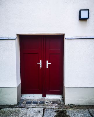 Tür an Tür mit.......