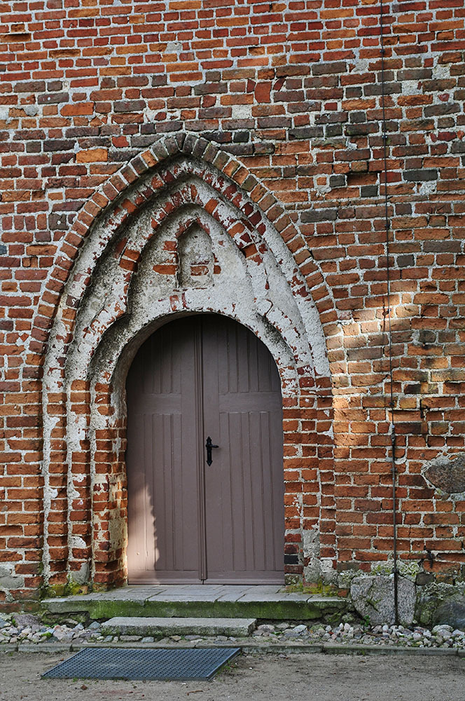 Tür der alten Dorfkirche von Mellenthin auf Usedom