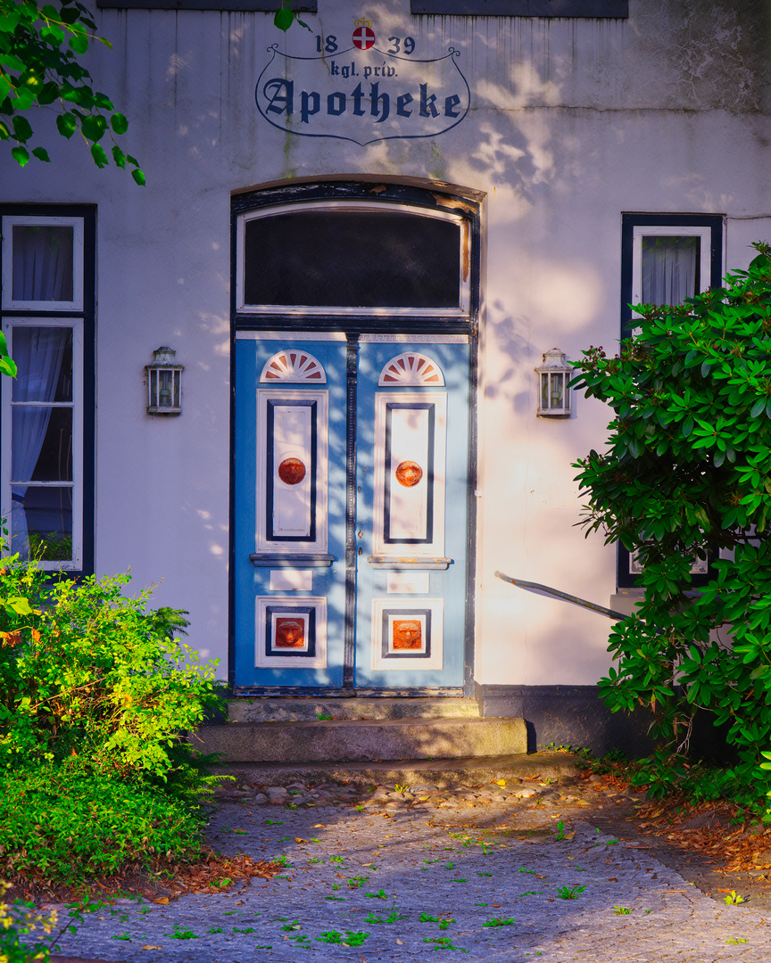 Tür einer historischen Apotheke im Sommerschlaf