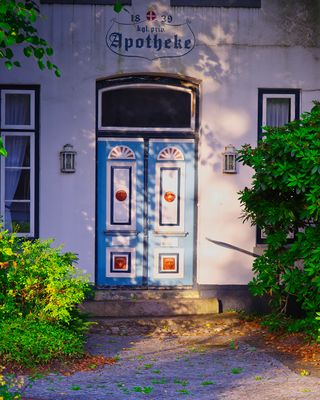 Tür einer historischen Apotheke im Sommerschlaf