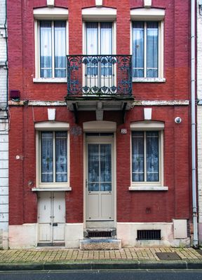Tür, Fenster und Balkon in der Unterstadt von Le Tréport