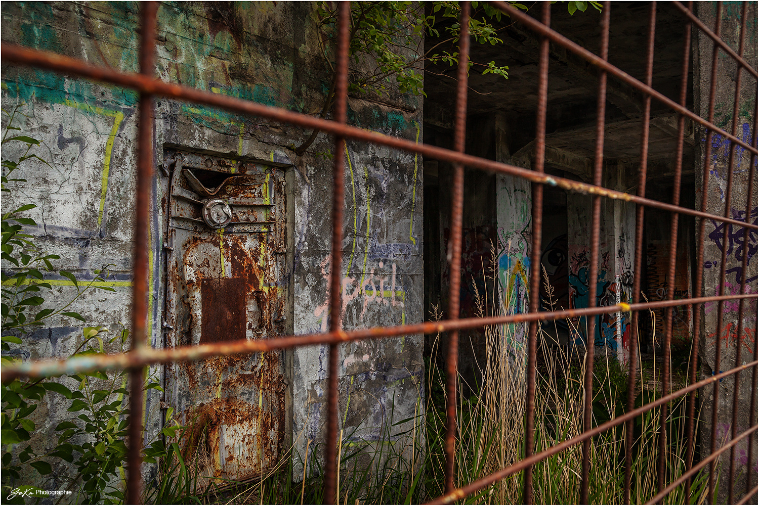 Tür hinter Gittern